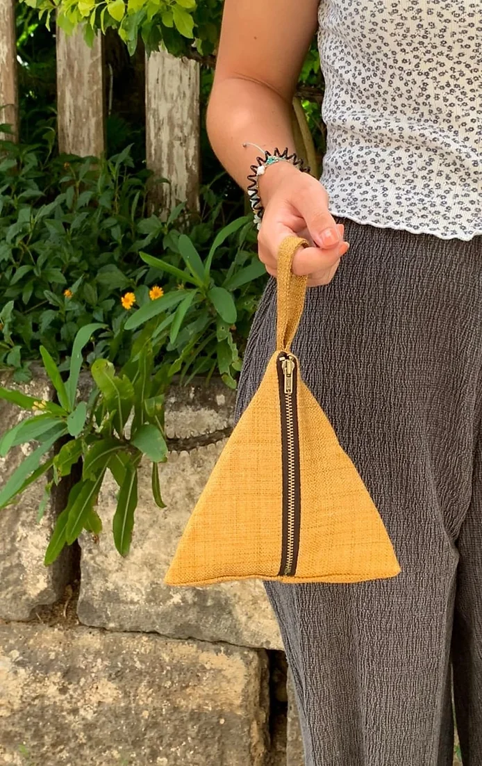 Pochette triangle moutarde